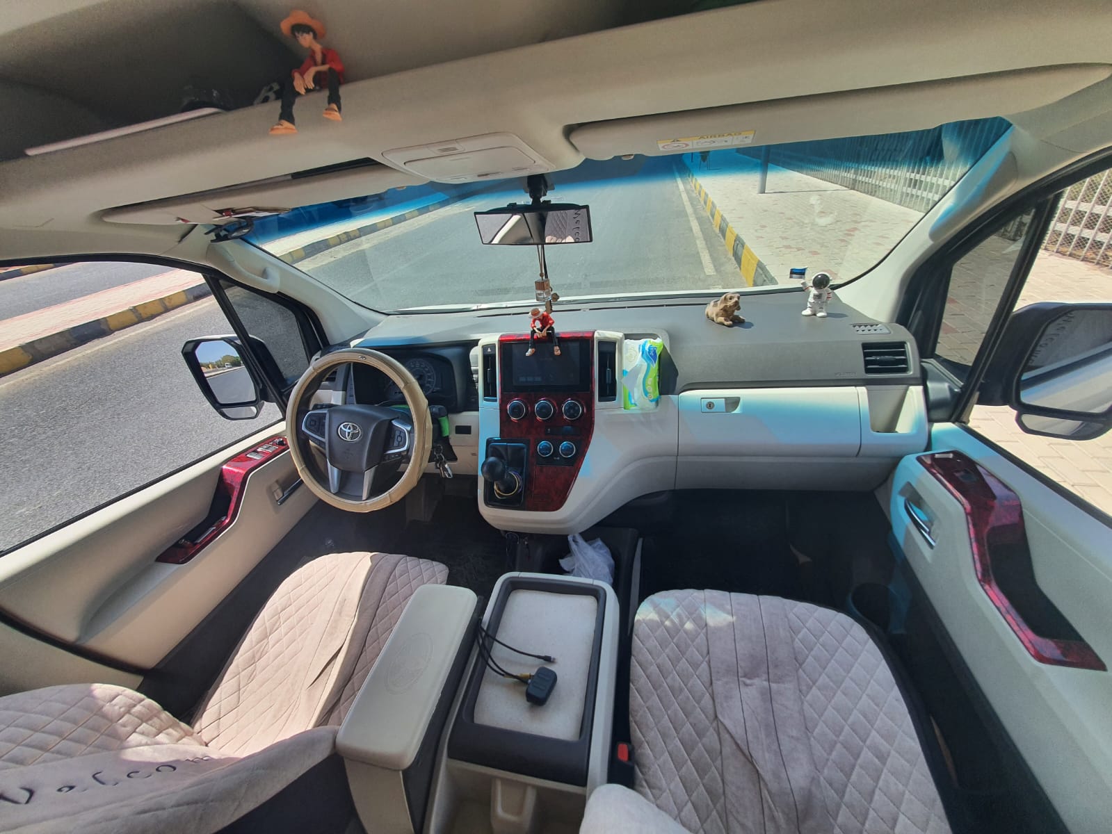 Cockpit des Toyota Hiace Transfer-Minibus von Bakadi Dreams für Flughafentransfers in Hurghada
