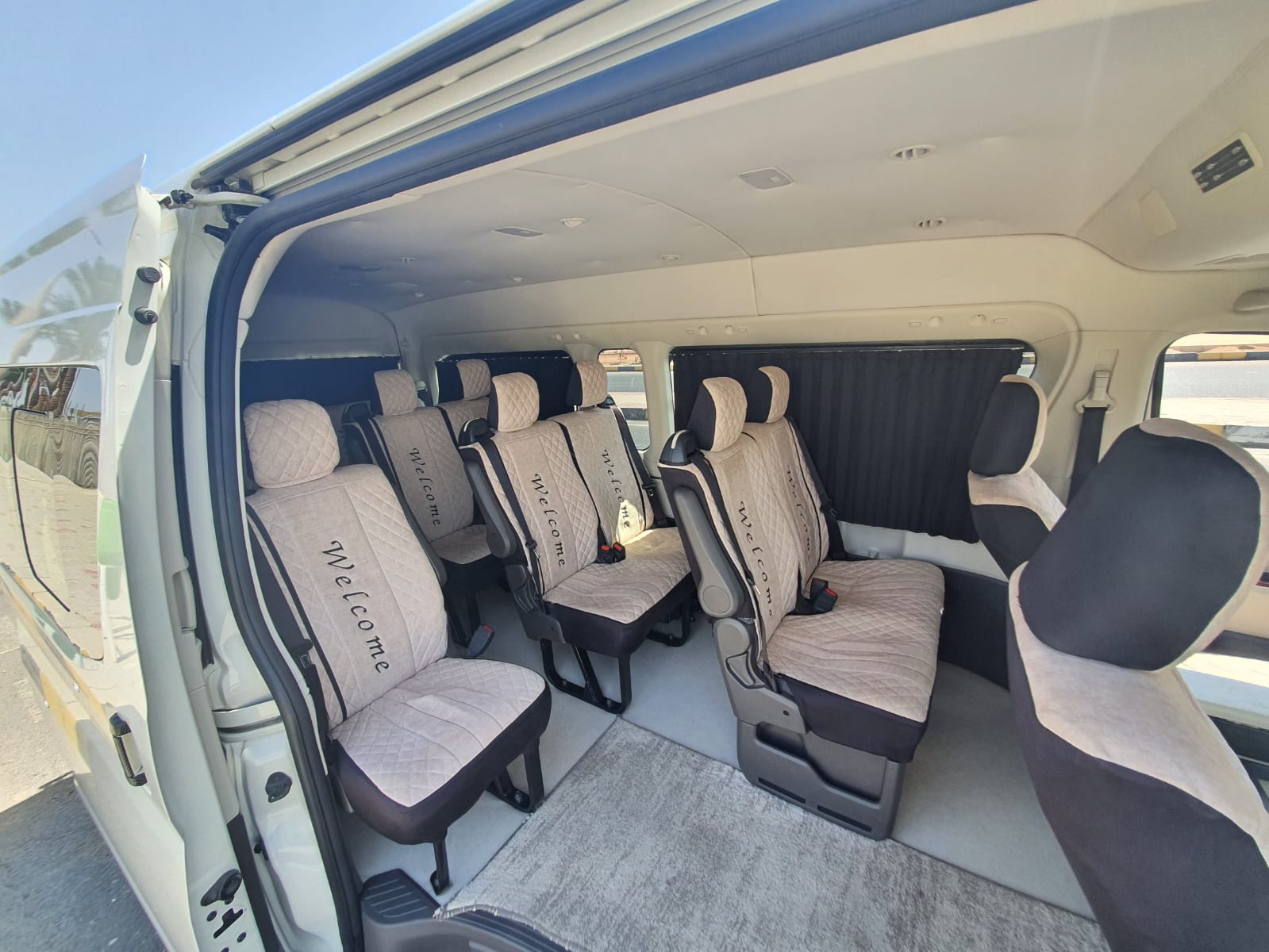 Geräumiger Innenraum des Toyota Hiace Transfer-Minibus von Bakadi Dreams mit Welcome-Sitzen