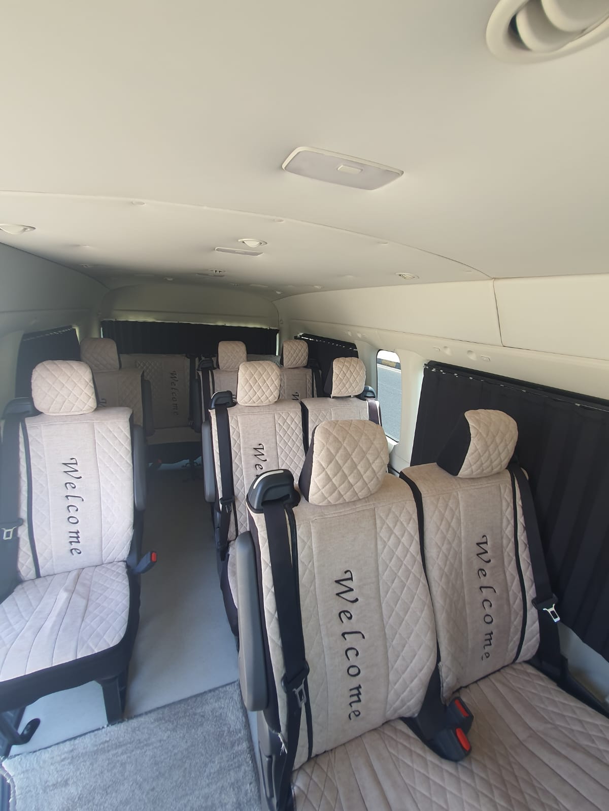 Sitzreihen mit Welcome-Bezügen im klimatisierten Transfer-Minibus von Bakadi Dreams in Hurghada