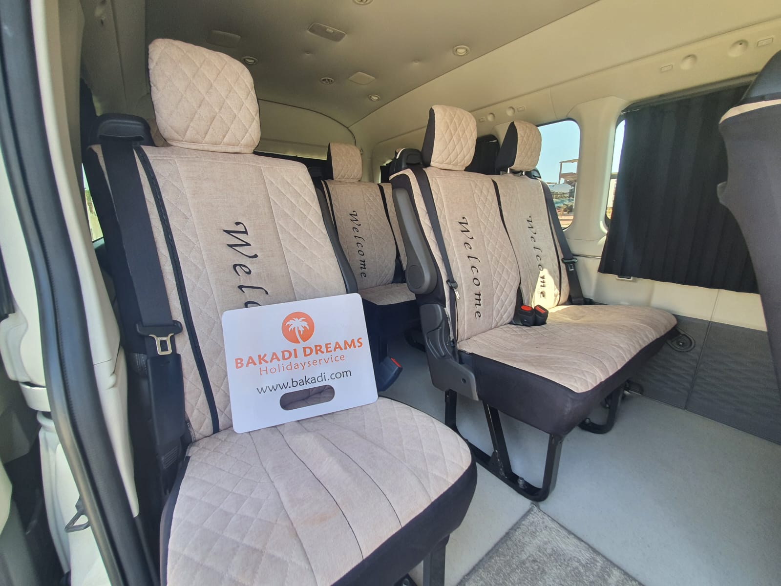 Komfortable Sitze mit Welcome-Bezügen im Bakadi Dreams Transfer-Minibus für den Flughafentransfer Hurghada
